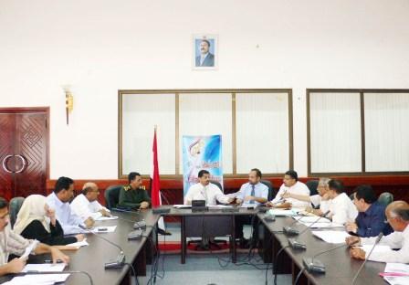 شائف لدى ترؤسه اجتماع الهيئة الادارية لمحلي عدن أمس